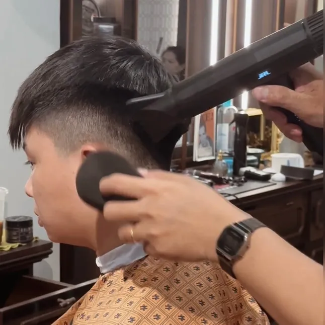 Một người đàn ông với kiểu tóc Quiff được tạo kiểu bồng bềnh, tận dụng độ cứng cáp của tóc rễ tre