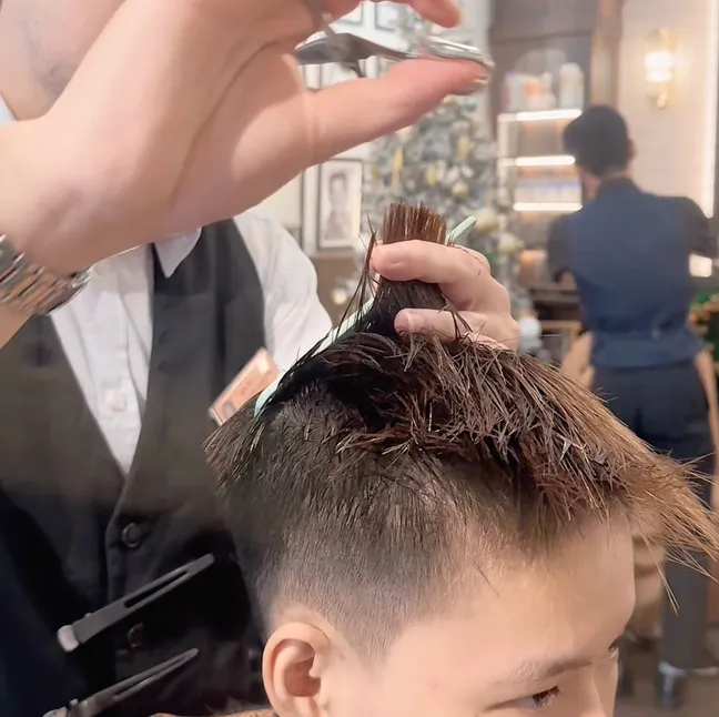 Mái tóc nam nhuộm màu đang phục hồi và dưỡng ẩm chuyên sâu