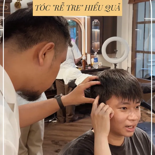 Một người đàn ông với mái tóc rễ tre bung chỉa, phần tóc hai bên dựng đứng