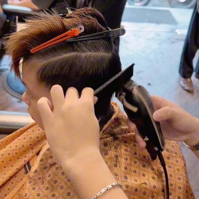 Ngừng hóa chất là bước đầu tiên trong cách khắc phục tóc khô xơ