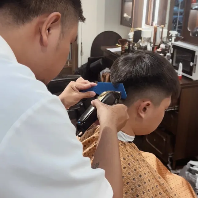 Một người đàn ông trẻ với mái tóc được uốn nhẹ, làm giảm độ cứng và tăng độ mềm mại