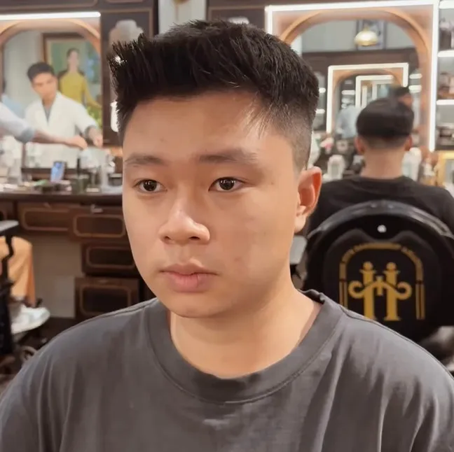 Chân dung cận cảnh một kiểu tóc Pompadour được tạo nếp hoàn hảo