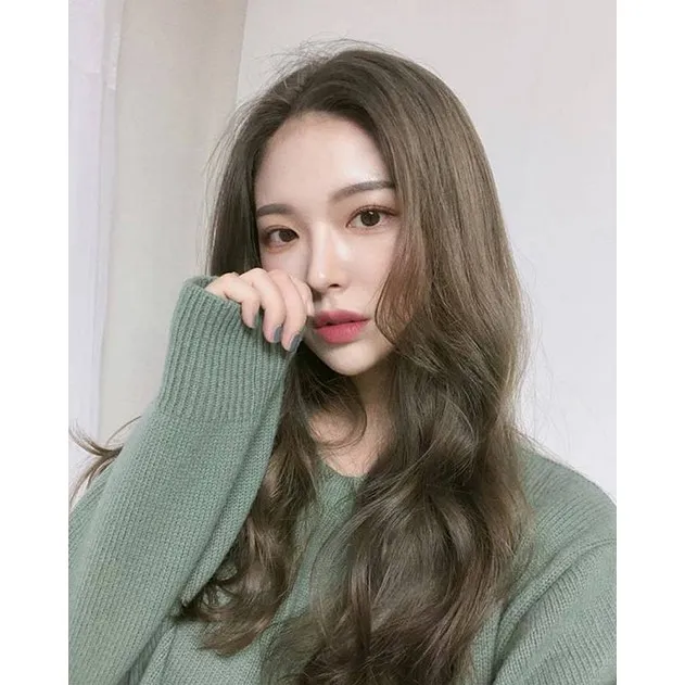 Màu tóc nâu tây ánh rêu hot trend 2024: Với màu tóc nâu tây ánh rêu, bạn sẽ đắm mình trong phong cách thời trang lên ngôi và đầy thần thái của năm.