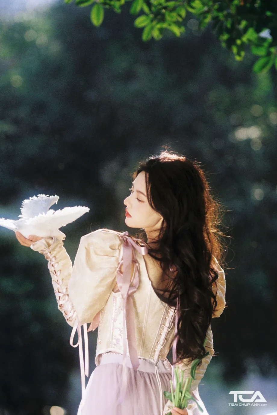 Hình ảnh nữ sinh trong áo dài với kiểu tóc uốn sóng lơi nhẹ nhàng cho bộ ảnh kỷ yếu