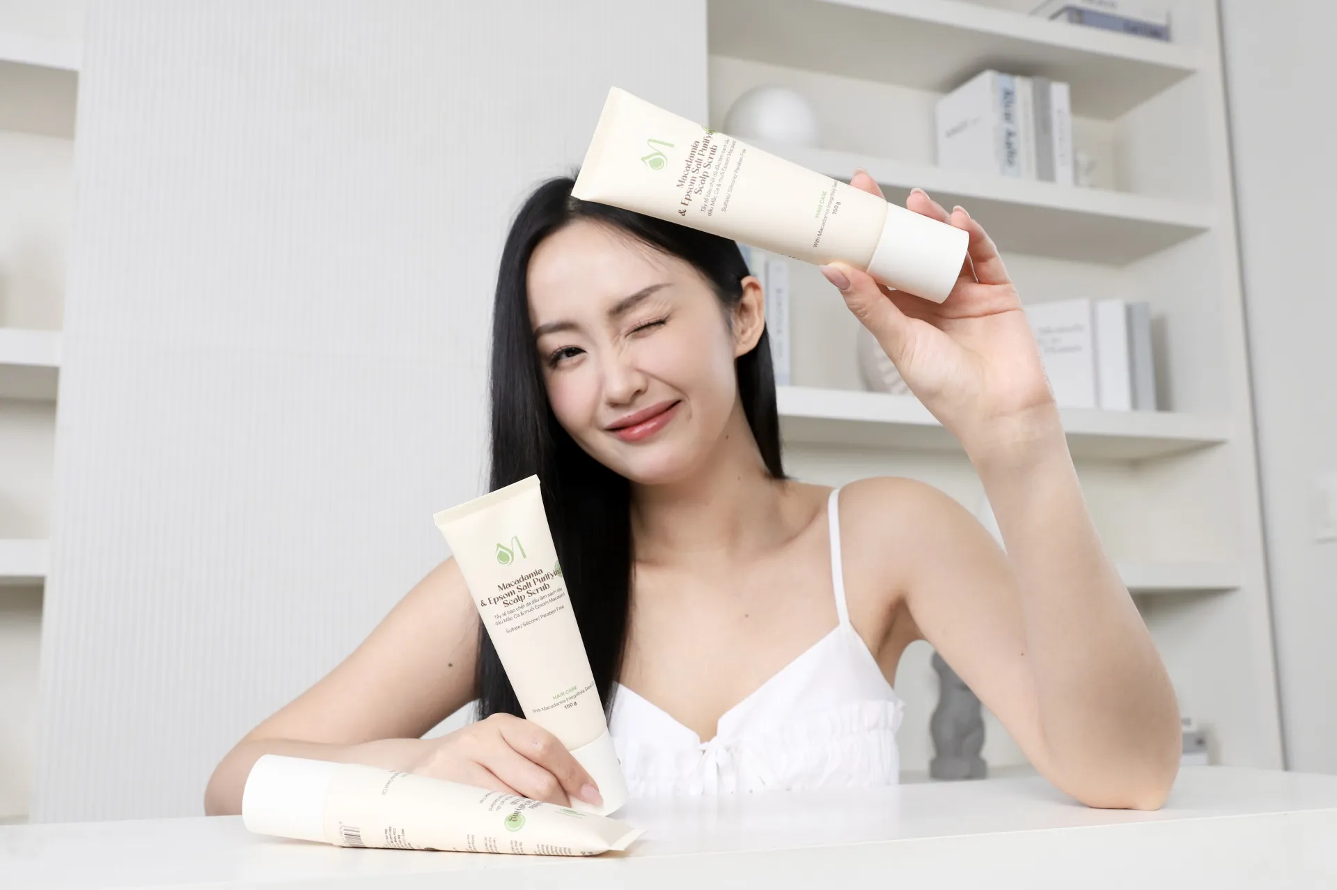 Người phụ nữ đang làm sạch tóc và da đầu bằng tay