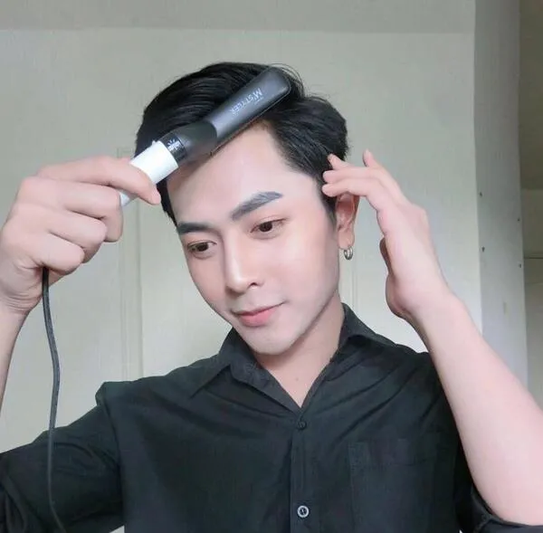 Sử dụng máy uốn tóc chuyên dụng để tạo lọn xoăn tự nhiên, cách làm tóc xoăn nam hiệu quả