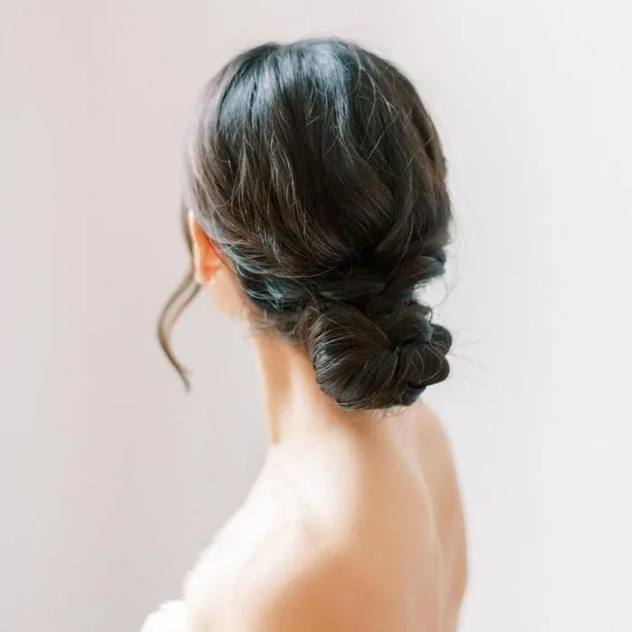 Tóc búi thắt bím cho mặt tròn dự tiệc lãng mạn