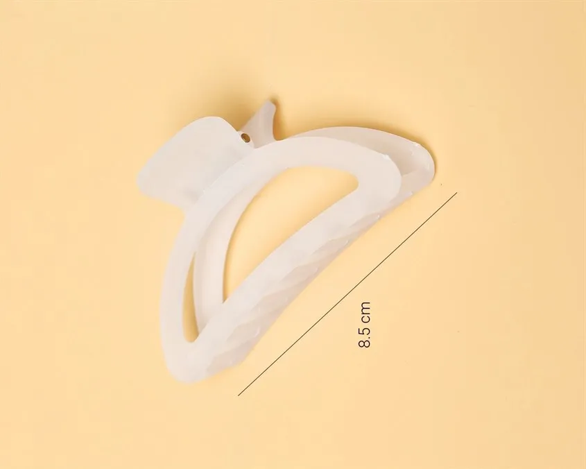 Kẹp tóc chuyên dụng giúp cố định các lọn tóc uốn, hỗ trợ quá trình tạo kiểu.