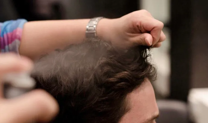 Sản phẩm pre-styling dạng xịt và gel hỗ trợ giữ nếp và bảo vệ tóc khỏi nhiệt