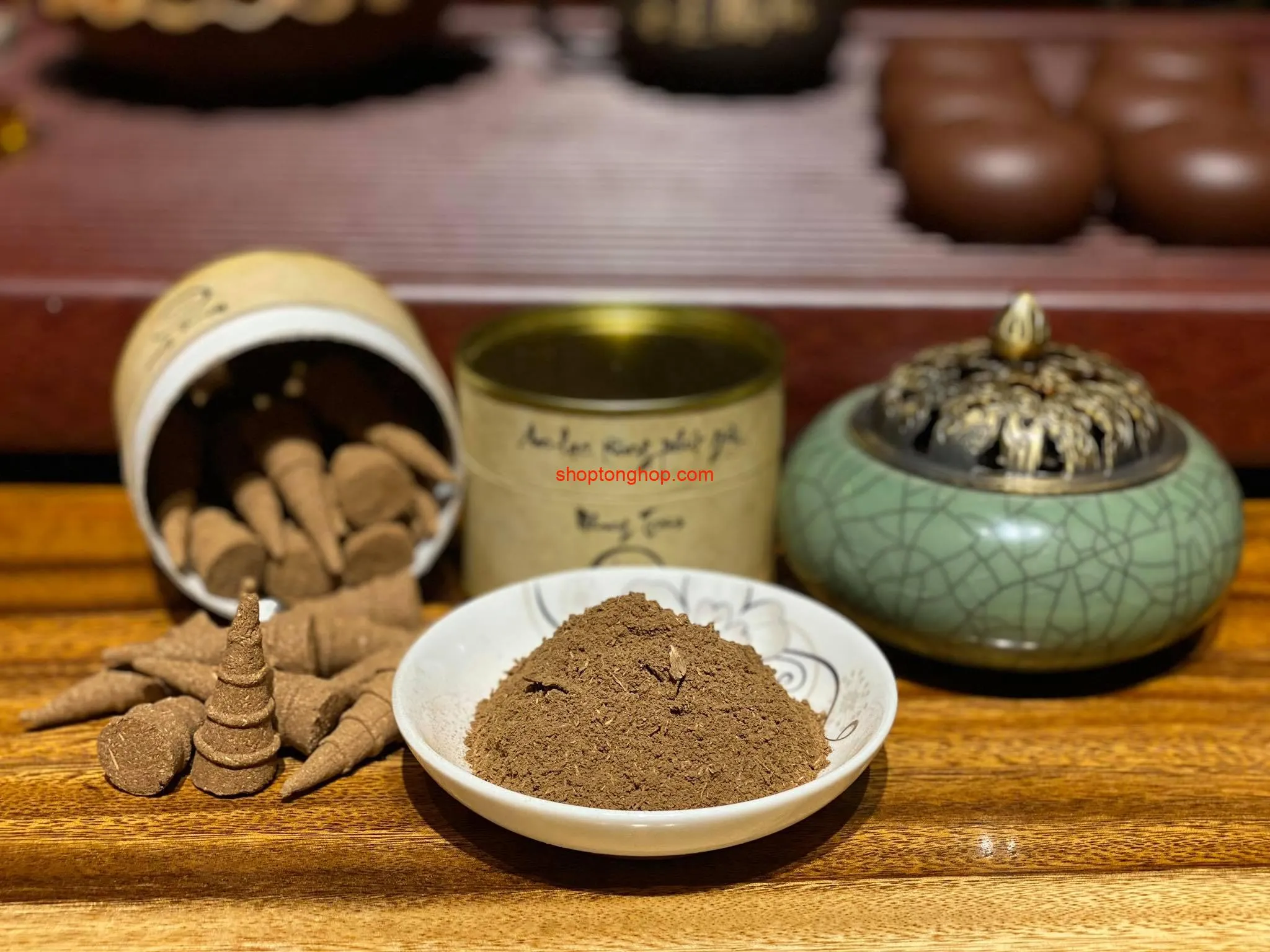 Bột nhang Trầm Hương tự nhiên được sử dụng để giải trừ tà khí, một phương pháp liên quan đến cách giải bùa yêu bằng tóc