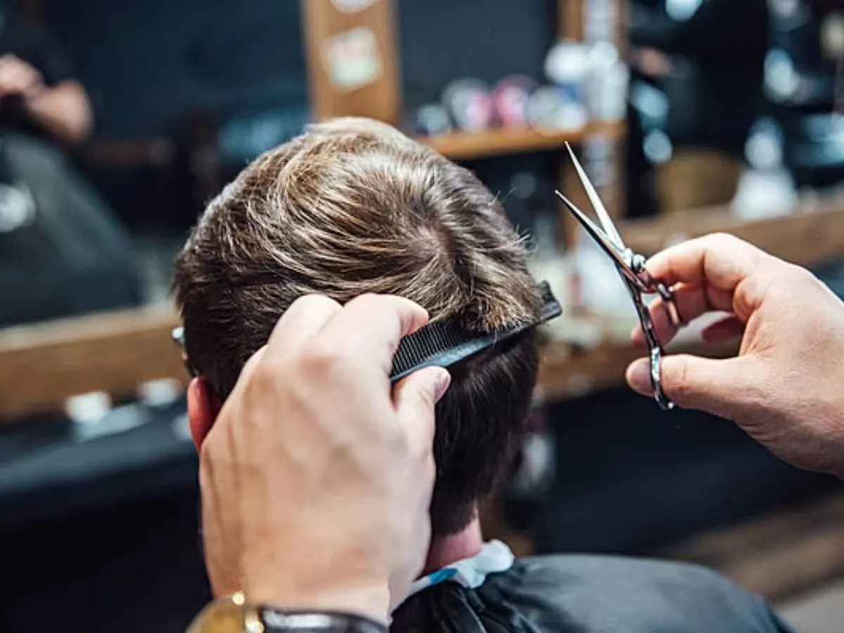 Cắt tỉa định kỳ f5 mái tóc, giúp tóc luôn vào nếp