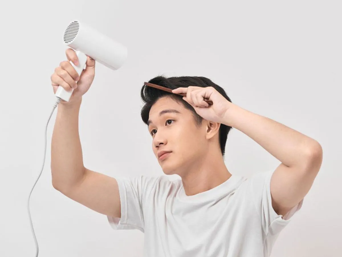 Sấy tóc sai cách khiến tóc uốn nam khô xơ và dễ gãy rụng