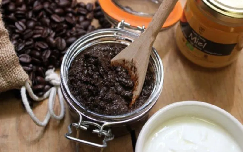 Bã cà phê giúp tẩy tế bào chết, là cách giúp tóc hết gàu và giảm ngứa hiệu quả