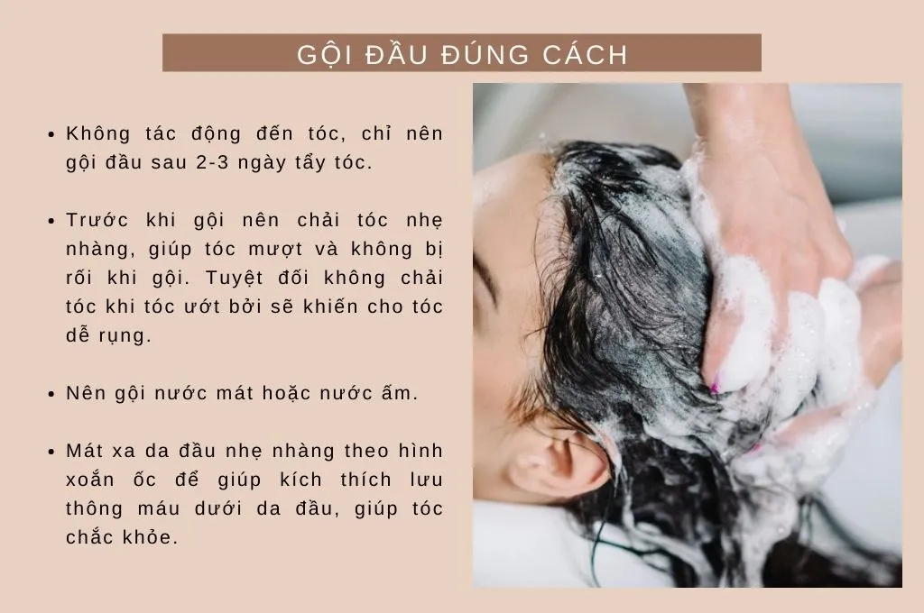 Người phụ nữ đang gội đầu bằng nước mát và massage nhẹ nhàng da đầu, một cách giúp tóc phục hồi hư tổn