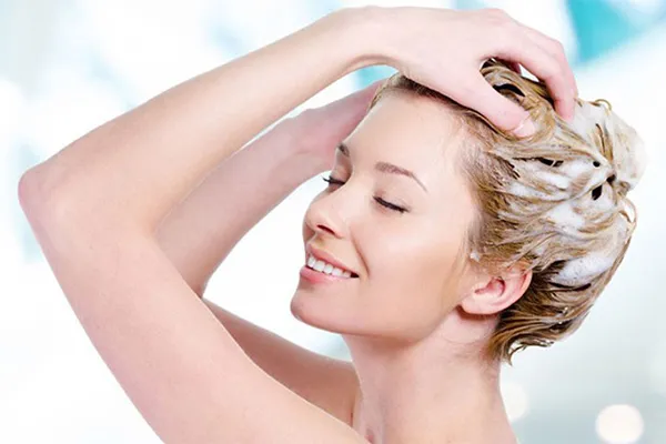 Chú ý gội đầu đúng quy trình để bảo vệ tóc sau khi nhuộm (Ảnh: Internet)