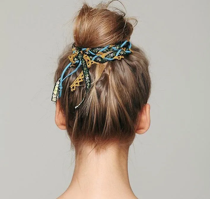 Tạo điểm nhấn cho búi tóc thấp bằng cách sử dụng khăn lụa hoặc ruy băng