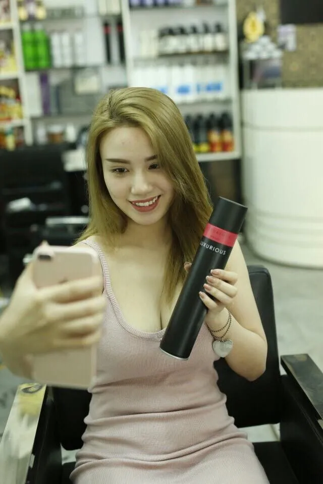 Gôm xịt tóc Luxurious Extra Hold với khả năng giữ nếp cực tốt và mùi hương trái cây dịu nhẹ