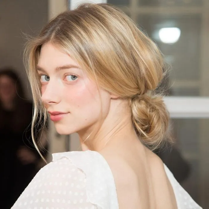 Búi tóc lộn xộn rối nhẹ là cách búi tóc đẹp cho mặt tròn