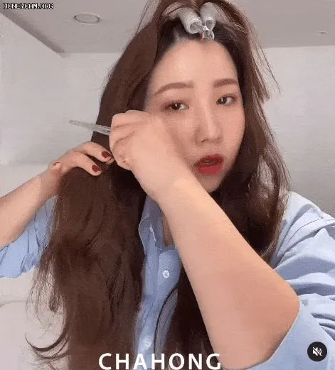 Sử dụng kẹp cá sấu để kẹp tóc ngang tạo các đoạn uốn cong đều đặn, chuẩn bị cho bước sấy nóng định hình sóng lơi