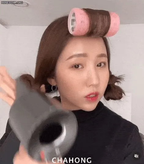 Sử dụng máy sấy đầu dẹt để tập trung nhiệt, làm khô lọn tóc đã buộc gọn giúp cố định nếp xoăn sóng lơi