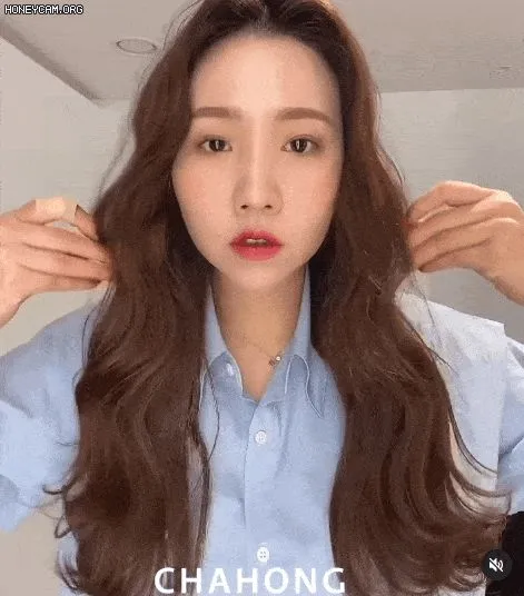 Sau khi tháo kẹp cá sấu, dùng tay gỡ nhẹ các lọn tóc để tạo ra kết quả sóng lơi bồng bềnh, nhẹ nhàng và tự nhiên