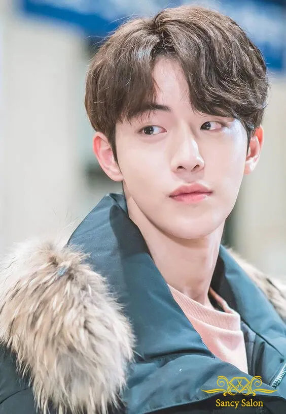 Kiểu tóc hai mái nam rẽ ngôi lãng tử, hợp với phong cách thư sinh