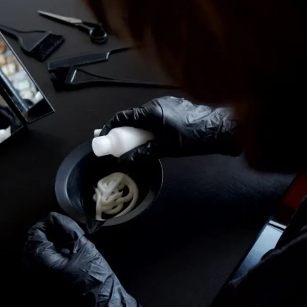 Hình ảnh minh họa quá trình nhuộm màu trên nền tóc bạc, với dụng cụ và bát pha chế