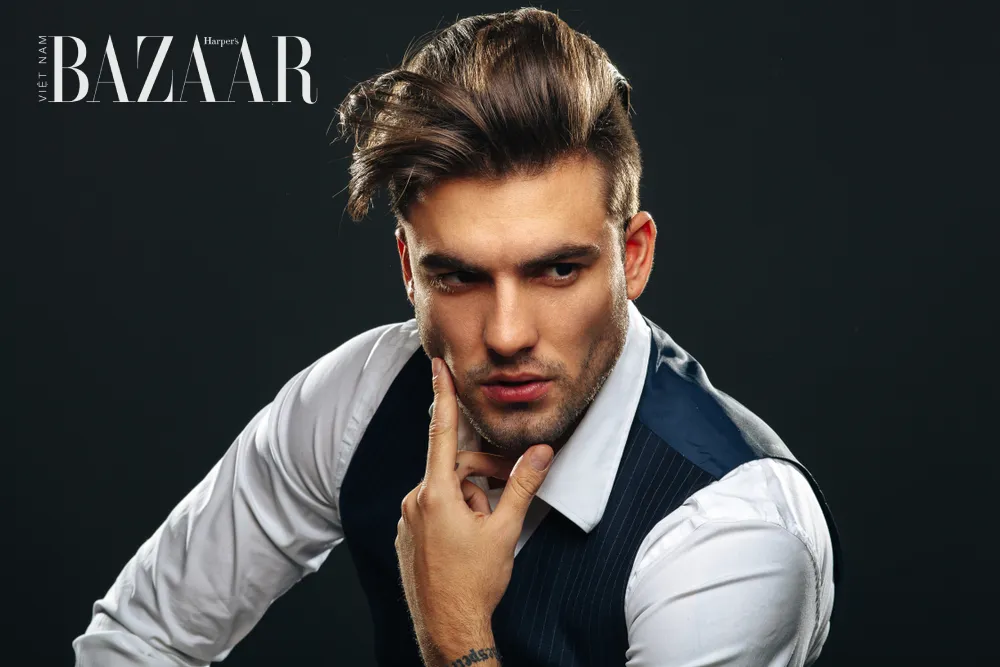 Hình ảnh người đàn ông thoa hỗn hợp dưỡng tóc tự nhiên lên mái tóc của mình, minh họa cách ủ tóc tại nhà