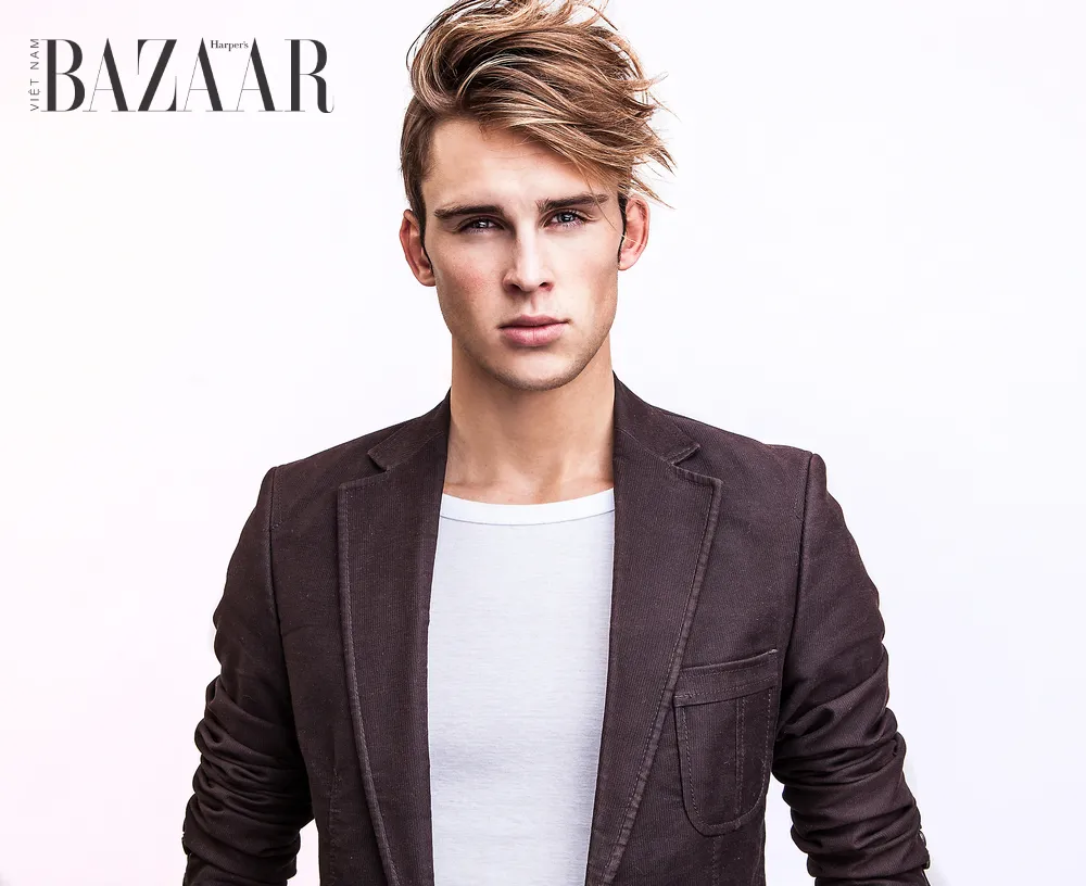 Hình ảnh minh họa một người đàn ông tóc nhuộm sáng đang tạo kiểu tóc