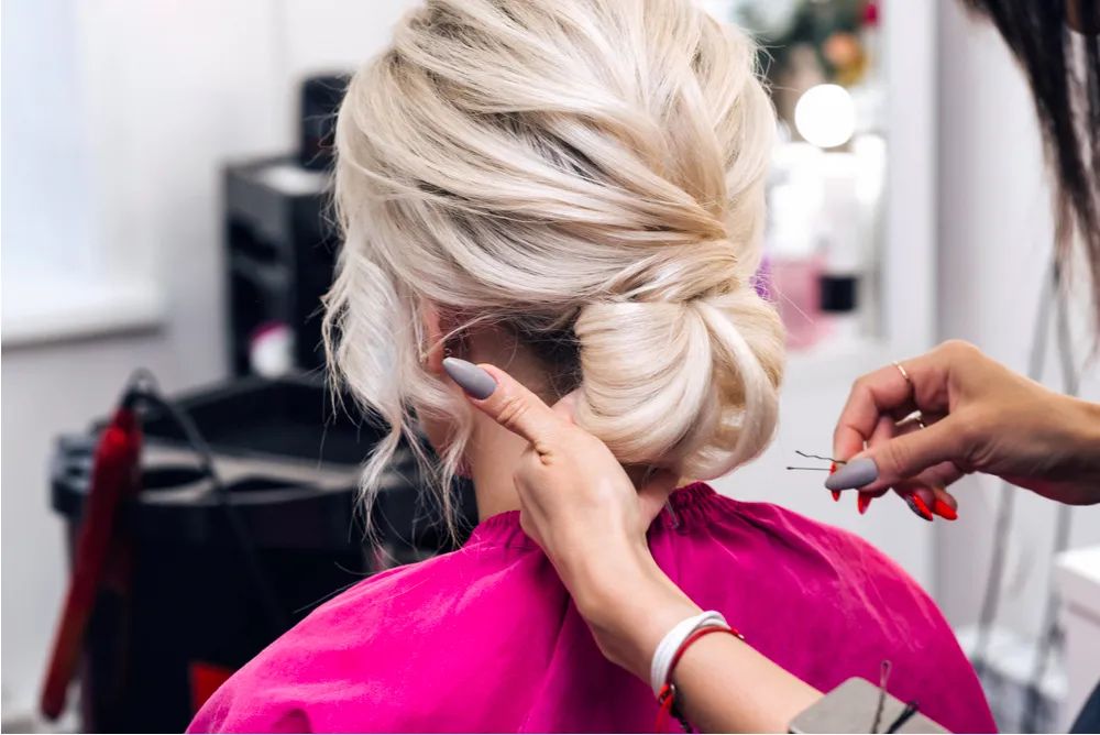 Tóc búi thấp kết hợp phụ kiện thanh lịch, phù hợp cho sự kiện