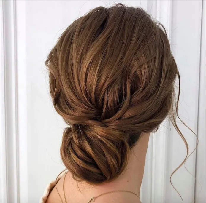 Cách búi tóc thấp cổ điển với đường nét gọn gàng và tinh tế, tạo nên vẻ ngoài chuyên nghiệp