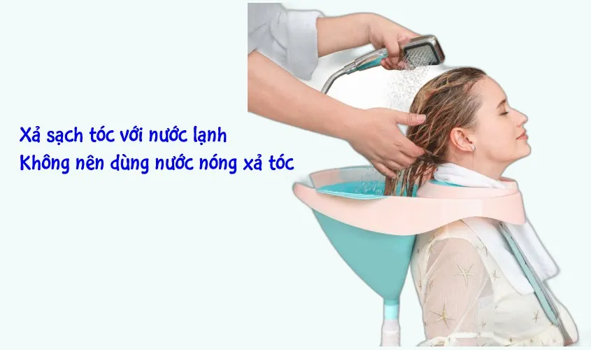 Xả sạch kem ủ trên tóc bằng nước lạnh để khóa dưỡng chất
