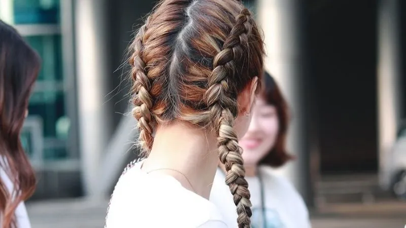 Chi tiết kỹ thuật tết tóc xương cá hai bên bắt đầu từ đỉnh đầu