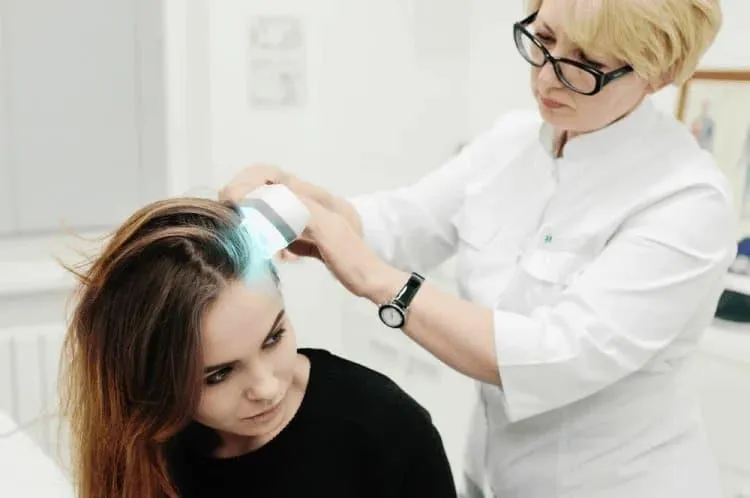 Liệu pháp ánh sáng laser bước sóng thấp (LLLT) là cách trị hói tóc ở nữ công nghệ cao