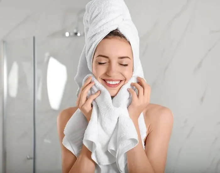 Tập trung hong khô chân tóc để tránh ẩm ướt lâu dài