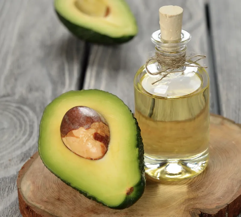 Hỗn hợp bơ và dầu dừa kết hợp cho tóc óng ả, suôn mượt, là cách hấp tóc tại nhà được ưa chuộng