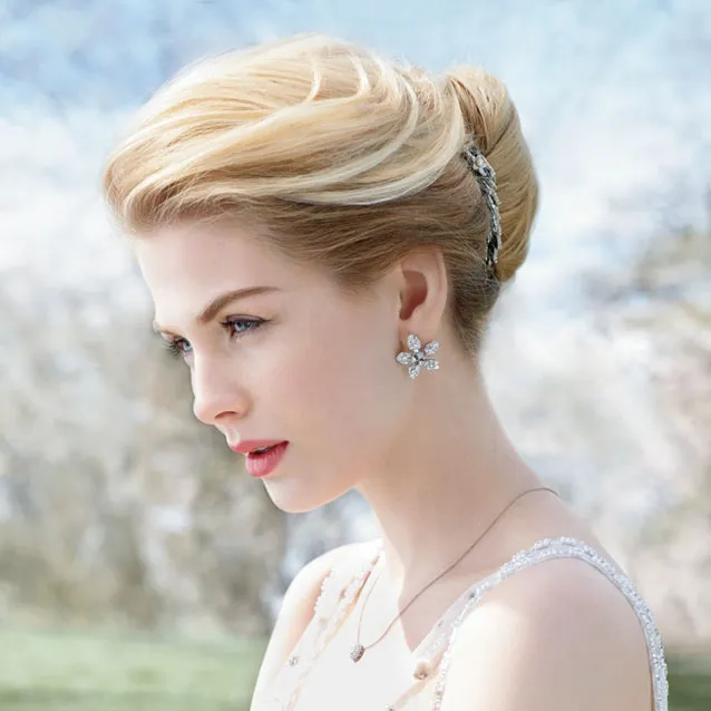 Cách búi tóc củ tỏi cao bồng bềnh, tạo vẻ ngoài dễ thương cho khuôn mặt