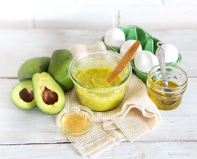 Bát đựng hỗn hợp mặt nạ tóc từ bơ và trứng gà tươi, được trang trí thêm lá bạc hà