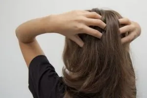 Cảnh báo cần thận trọng khi thực hiện giật tóc kêu với tóc yếu