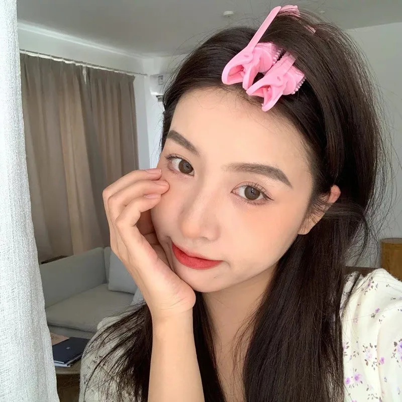 Hình ảnh cận cảnh mái tóc phồng tự nhiên sau khi áp dụng các kỹ thuật tạo kiểu bằng lô