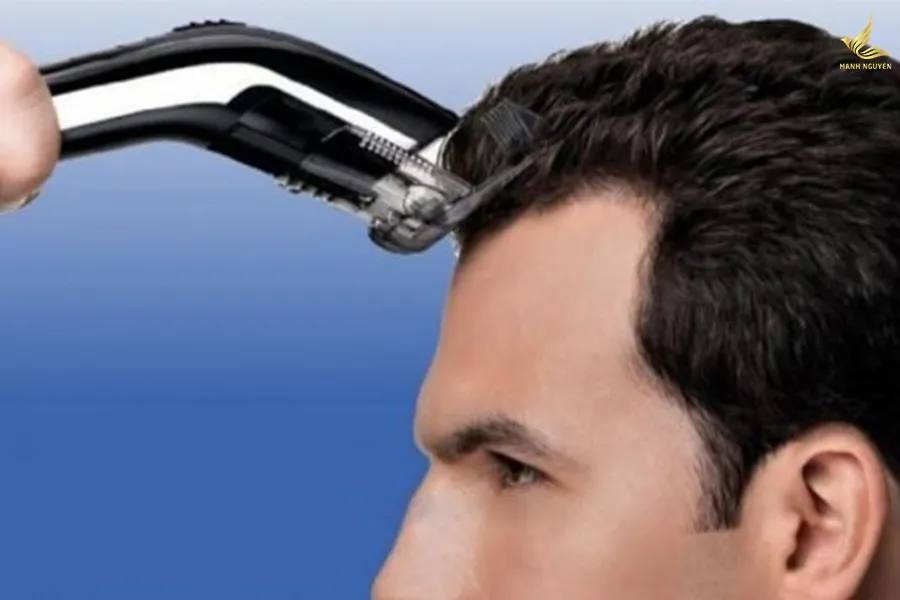 Kỹ thuật cắt và chỉnh sửa cuối cùng bằng tông đơ và lược