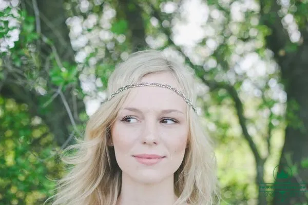 Băng đô lấp lánh với phần tết cườm và dây xích kim loại