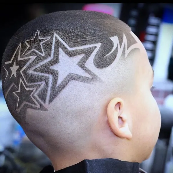 Tạo dáng tự nhiên bằng cách giả vờ nhìn hướng khác