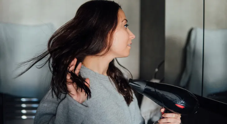 Sấy tóc vừa đủ và để tóc khô tự nhiên