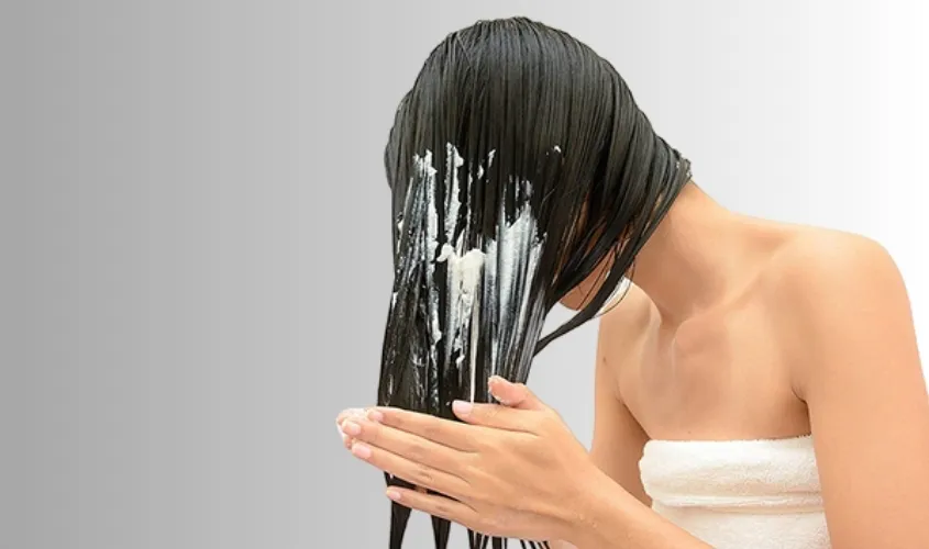 Kỹ thuật thoa dầu xả lên thân và ngọn tóc là bước quan trọng khi allintitle:dùng dầu xả tóc đúng cách