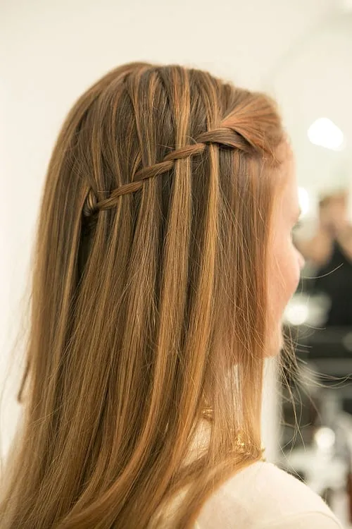 Hoàn thành tết tóc kiểu thác nước với phần đuôi tết được cố định giấu vào bên trong