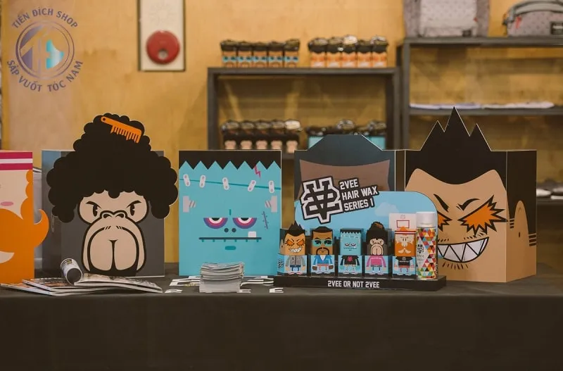 Hình ảnh một người đàn ông đang vuốt sáp tạo kiểu tóc