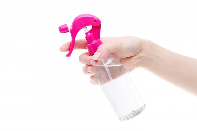 Kỹ thuật dùng kẹp tóc và lược tròn để tạo lọn tóc mái