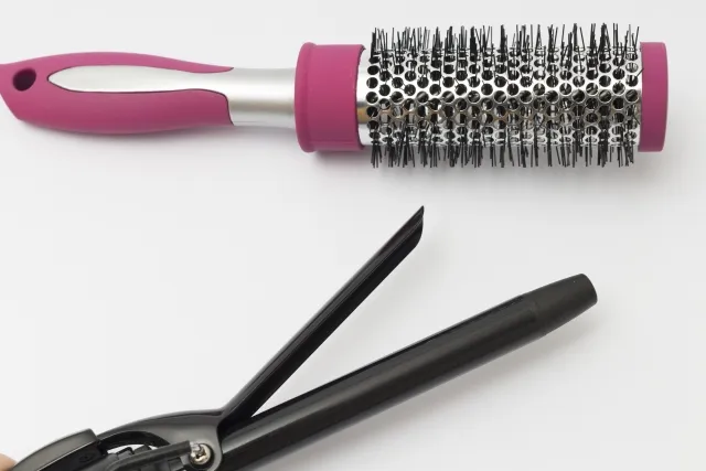 Sử dụng kẹp tóc để tạo nếp và cố định trong quá trình tạo kiểu