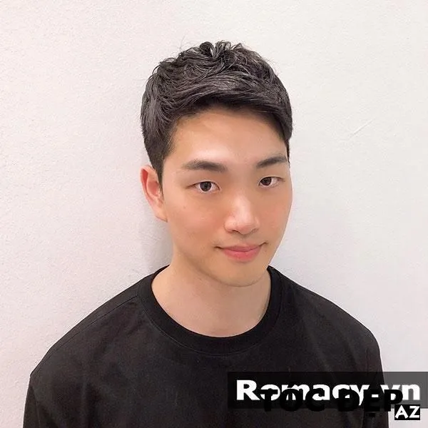 Kiểu tóc có mái rủ nhẹ và độ dày vừa phải hai bên, giúp khuôn mặt dài trở nên hài hòa hơn